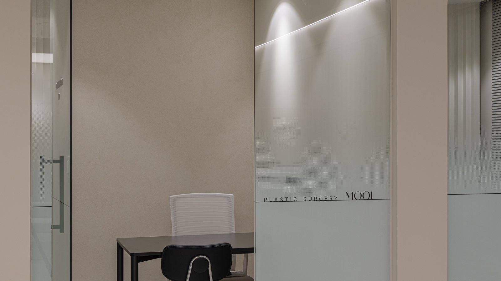 Non-Invasive Body Contouring at MOOi Plastic Surgery Clinic